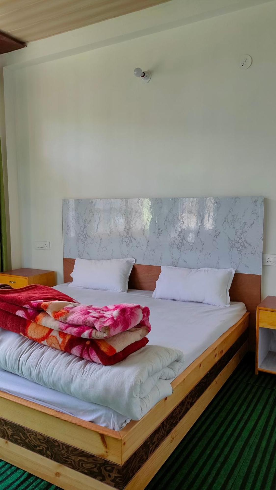 Bros Hostel & Cafe, Sissu Ngoại thất bức ảnh