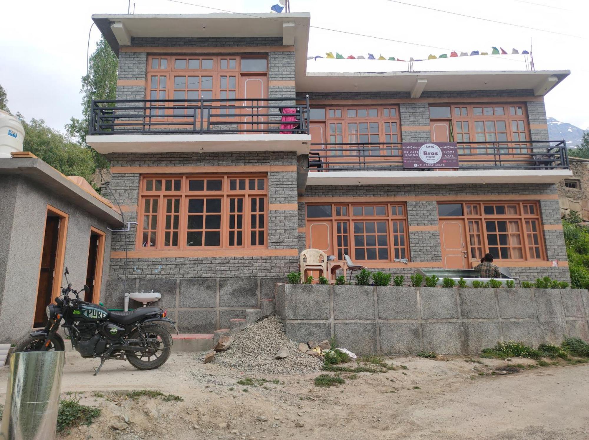 Bros Hostel & Cafe, Sissu Ngoại thất bức ảnh